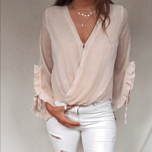 NWT Stunning peach top with flowing tied sleeves - Picture 4 of 10